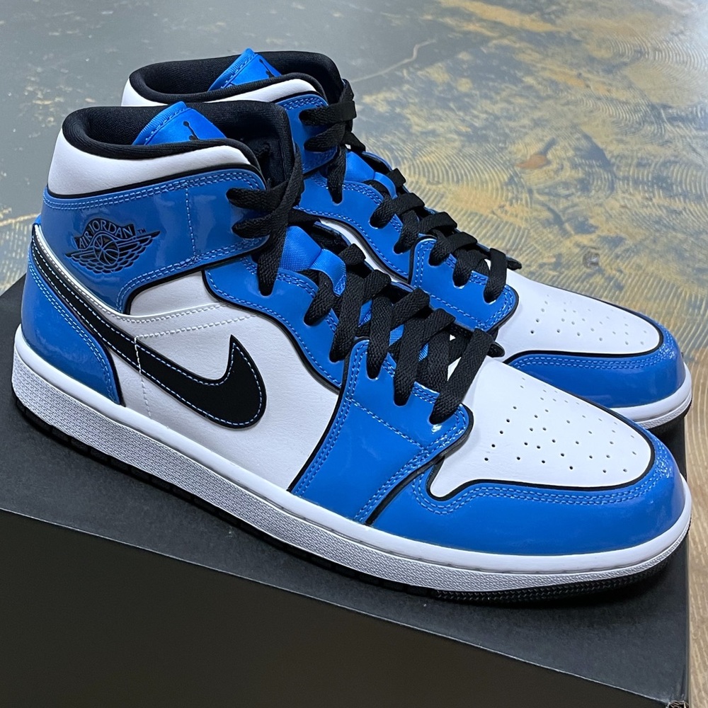 Nike Air Jordan 1 Mid SE Signal Blue DD6834-402 9.5 Patent Leather - Picture 3 of 11